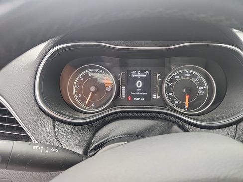 Used 2019 Jeep Cherokee Latitude Plus w/ Comfort/Convenience Group FWD image 4