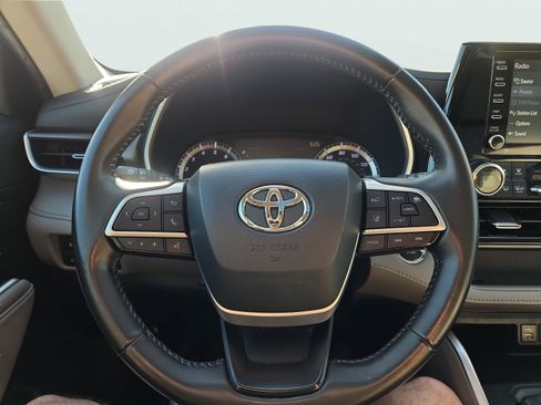 Used 2022 Toyota Highlander XLE AWD/4WD image 24