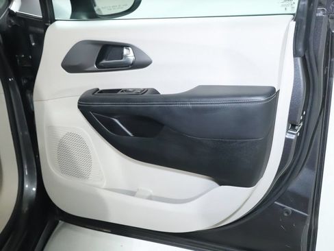 Used 2023 Chrysler Pacifica Touring-L FWD image 32