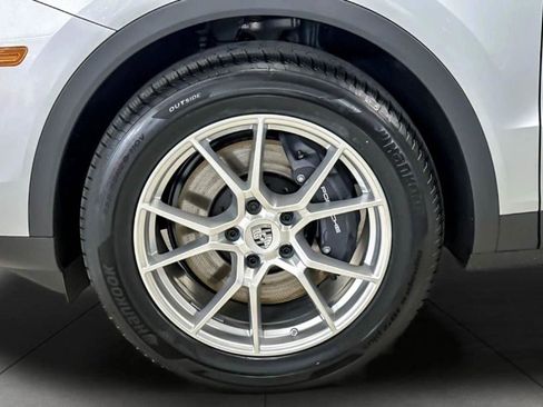 Certified 2025 Porsche Cayenne Coupe image 76
