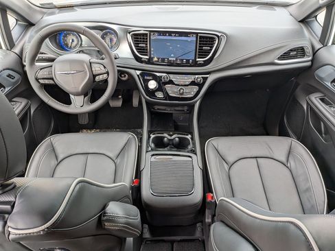 New 2026 Chrysler Pacifica Limited w/ Uconnect Theater Family Group image 31