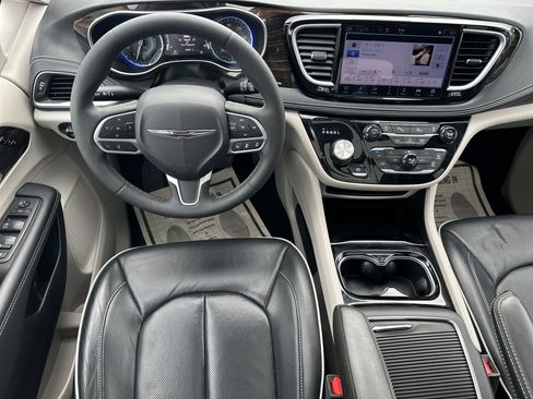 Used 2024 Chrysler Pacifica Limited FWD image 21