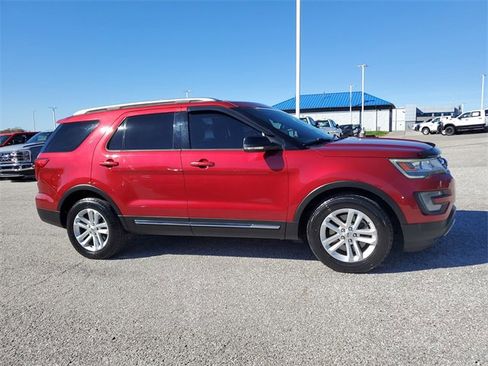 Used 2017 Ford Explorer XLT w/ Equipment Group 202A image 3
