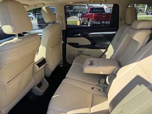 Used 2014 Toyota Highlander XLE AWD/4WD image 25