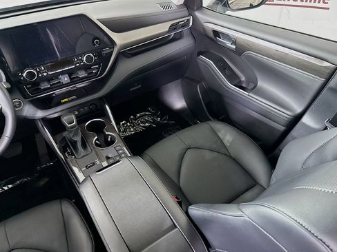 Certified 2026 Toyota Highlander Limited AWD/4WD image 27