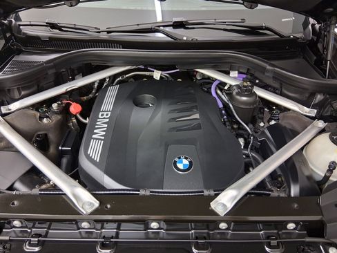 Certified 2025 BMW X7 xDrive40i w/ M Sport Package image 34