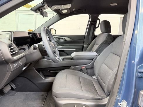 Used 2025 Chevrolet Traverse LT FWD image 14