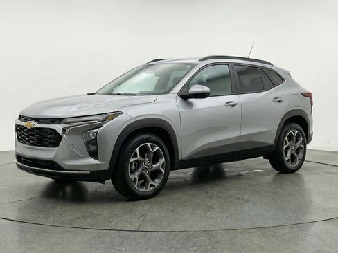 Used 2025 Chevrolet Trax LT FWD image 3