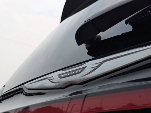 Used 2021 Chrysler Pacifica Touring-L w/ Uconnect Theater Family Group AWD/4WD image 39