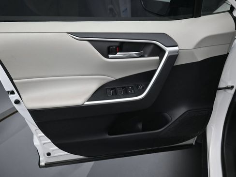 Used 2022 Toyota RAV4 XLE AWD/4WD image 11
