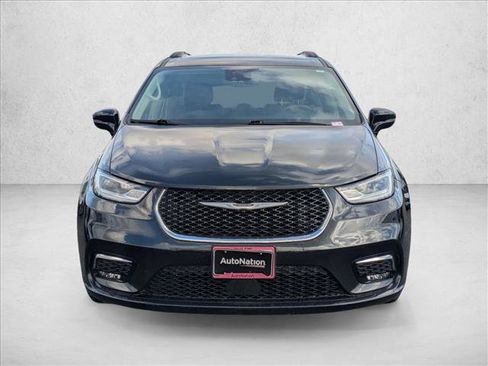 Used 2022 Chrysler Pacifica Touring-L image 2