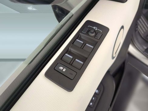 Certified 2025 Land Rover Discovery Dynamic SE image 11