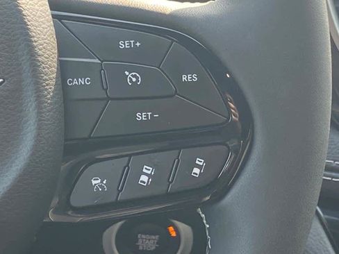 Used 2023 Chrysler Pacifica Limited w/ Uconnect Theater Family Group image 9