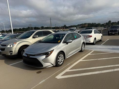 Used 2025 Toyota Corolla LE FWD image 2