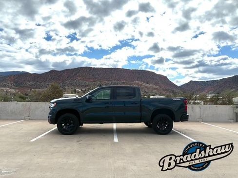 Used 2025 Chevrolet Silverado 1500 LT Trail Boss w/ Convenience Package II AWD/4WD image 4