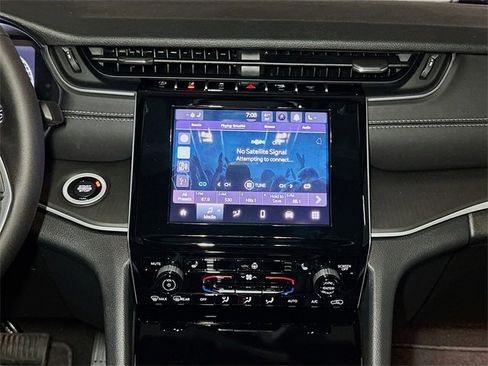 New 2025 Jeep Grand Cherokee Altitude image 9