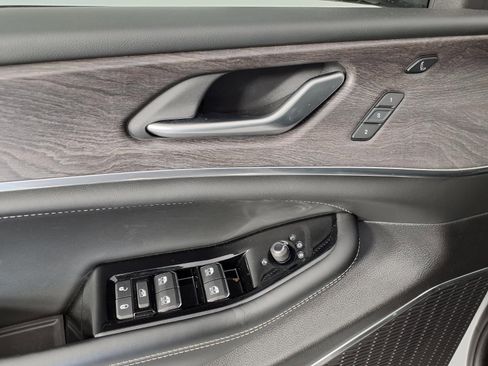 Used 2024 Jeep Grand Cherokee Overland w/ Luxury Tech Group IV image 24