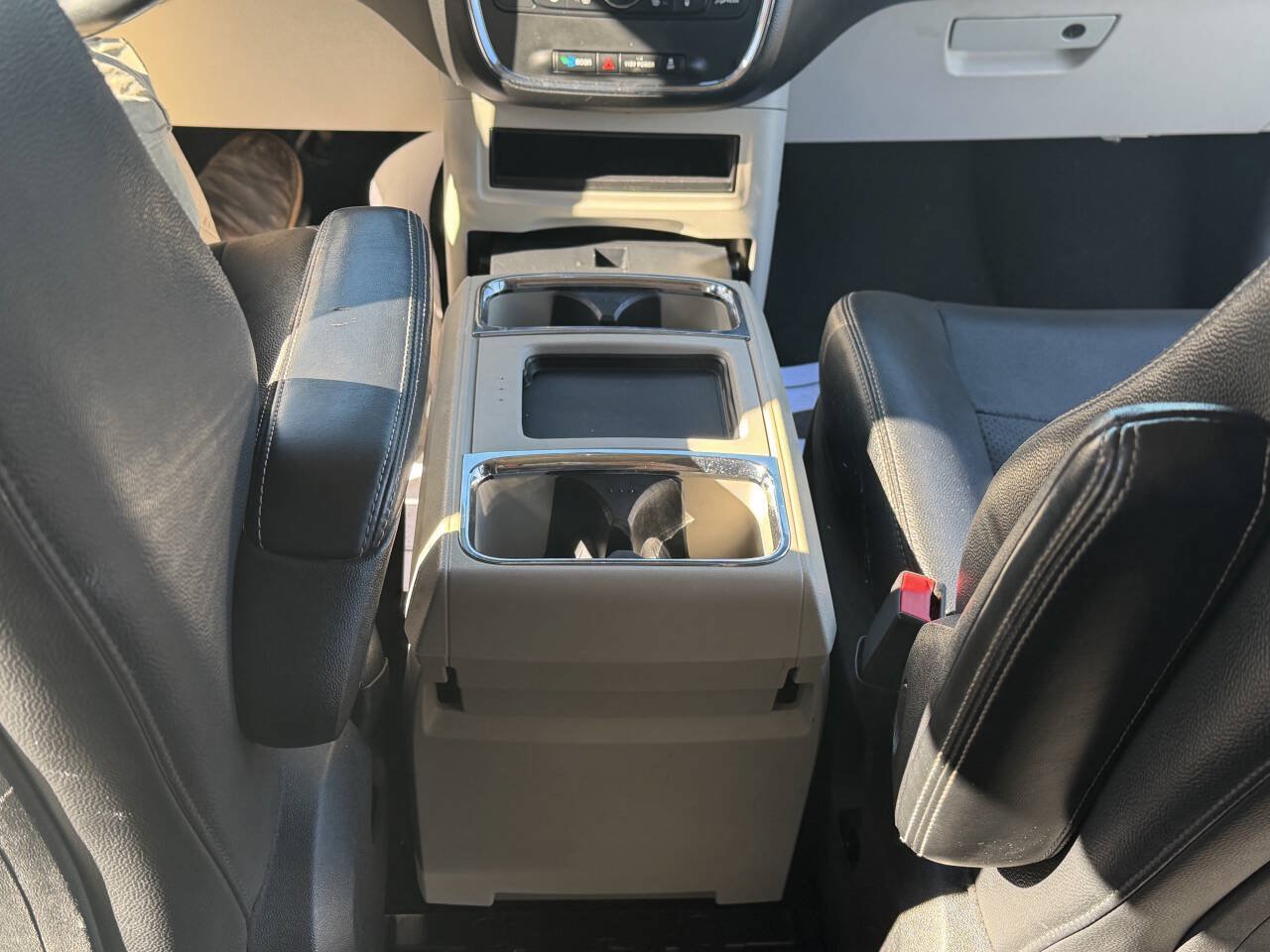 Used 2013 Chrysler Town & Country Touring-L w/ Driver Convenience Group FWD image 16