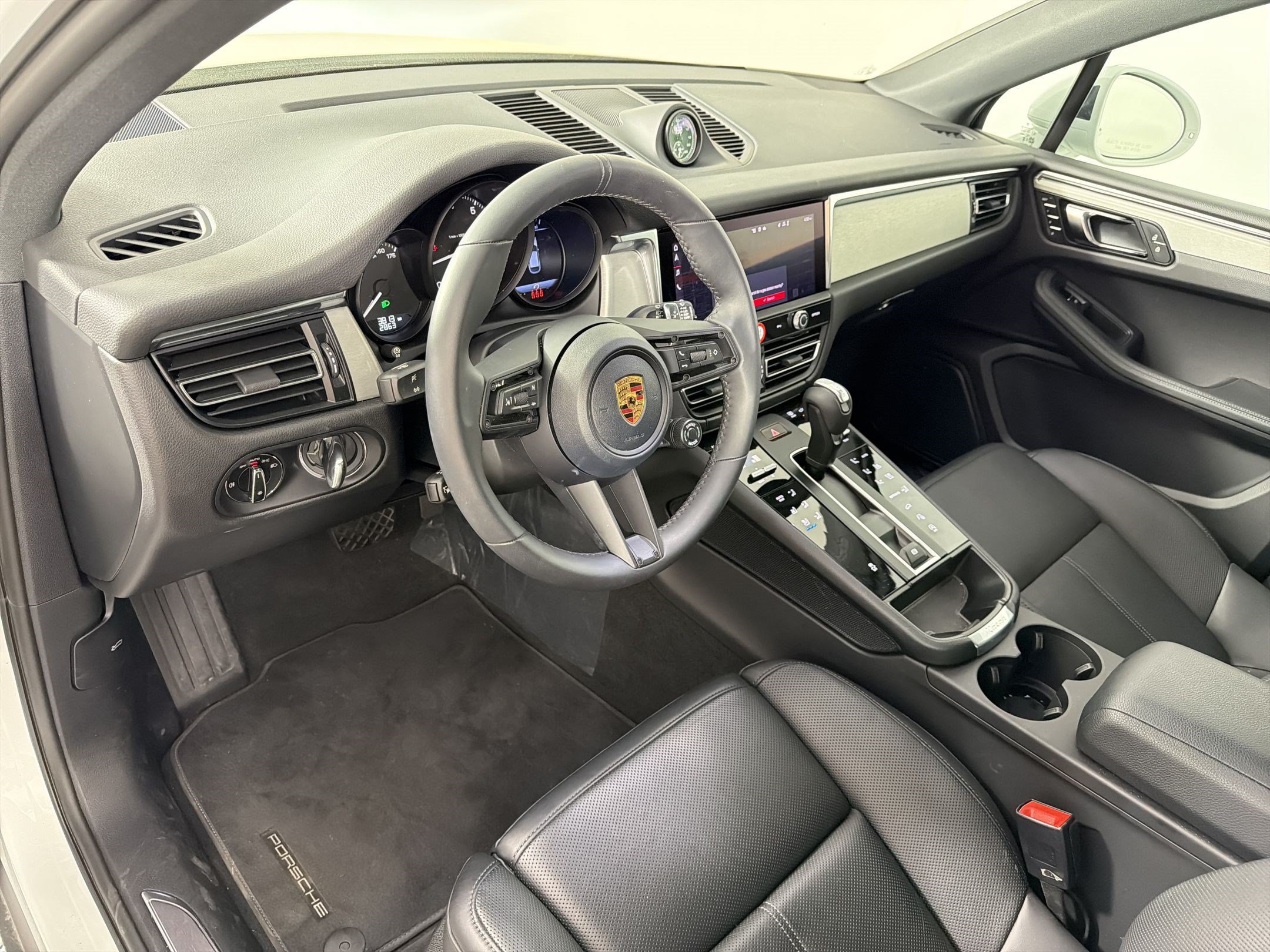 Certified 2026 Porsche Macan AWD/4WD image 4