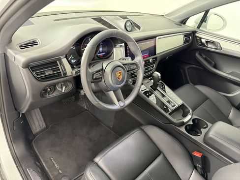 Certified 2026 Porsche Macan AWD/4WD image 4
