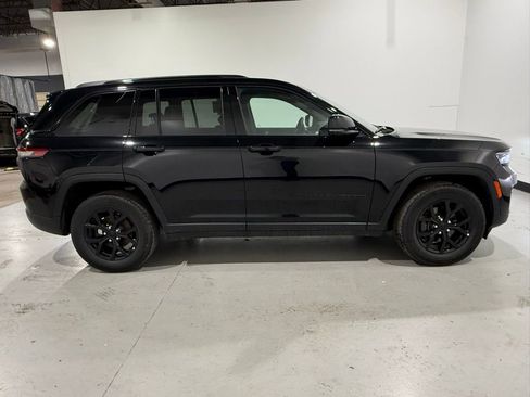 Used 2025 Jeep Grand Cherokee Altitude image 5