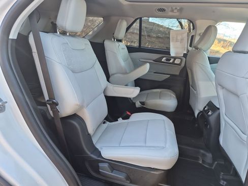 Certified 2025 Ford Explorer Platinum w/ LUX Leather Package image 29