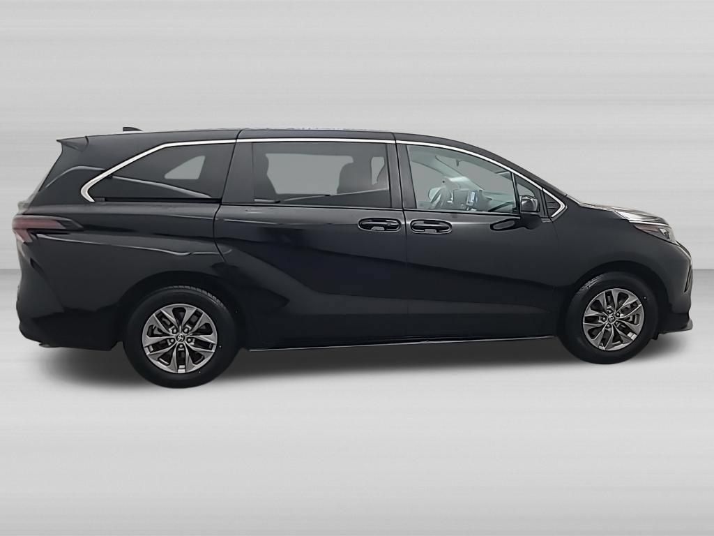 Used 2025 Toyota Sienna LE FWD image 3