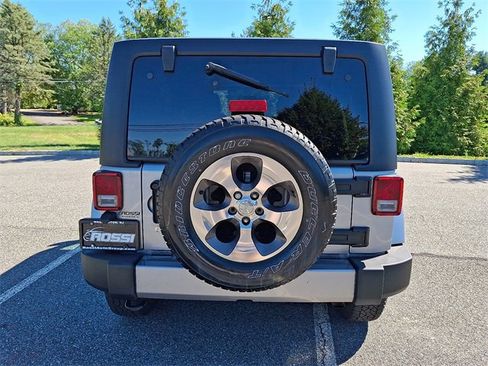 Used 2017 Jeep Wrangler Unlimited Sahara w/ Connectivity Group image 7