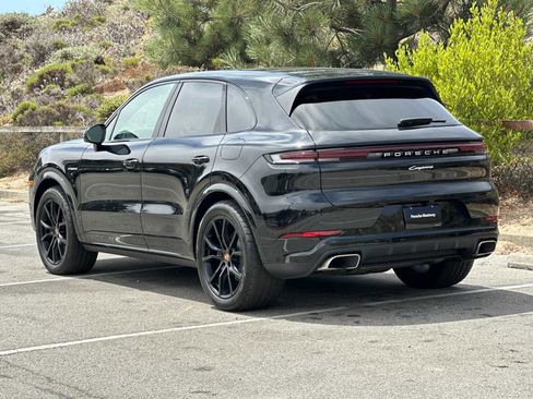 Certified 2025 Porsche Cayenne E-Hybrid image 3