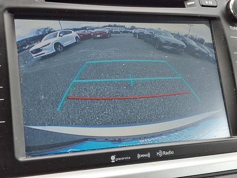 Used 2019 Toyota Highlander XLE AWD/4WD image 18