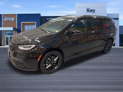 New 2026 Chrysler Pacifica Select w/ S Appearance Package FWD image 2