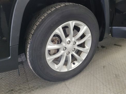 Used 2019 Jeep Cherokee Latitude w/ Cold Weather Group image 31