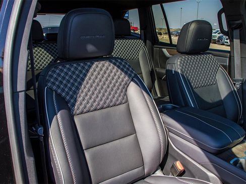 Used 2024 GMC Acadia Denali w/ Super Cruise Package image 10