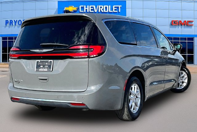 Used 2023 Chrysler Pacifica Touring-L FWD image 5