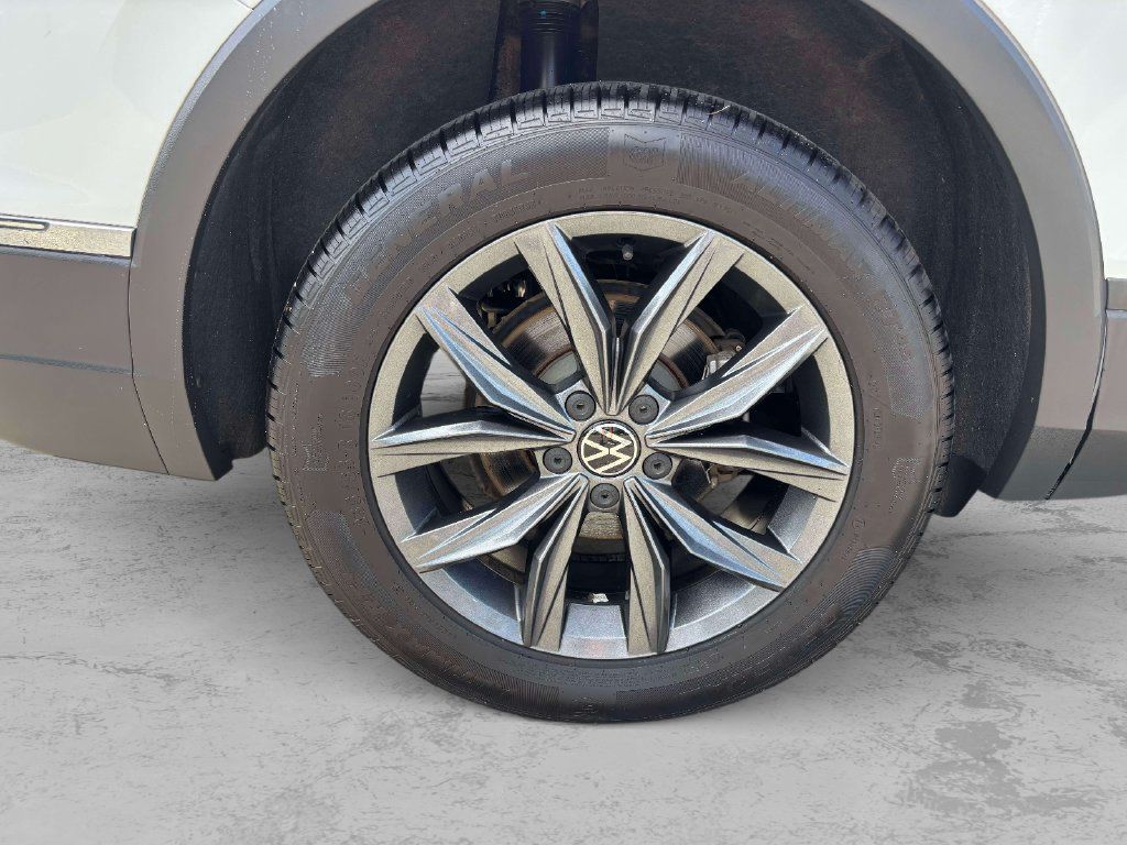 Used 2022 Volkswagen Tiguan SE AWD/4WD image 40