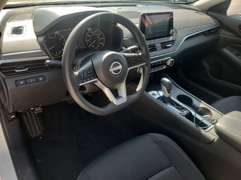 Used 2025 Nissan Altima 2.5 SV FWD image 14