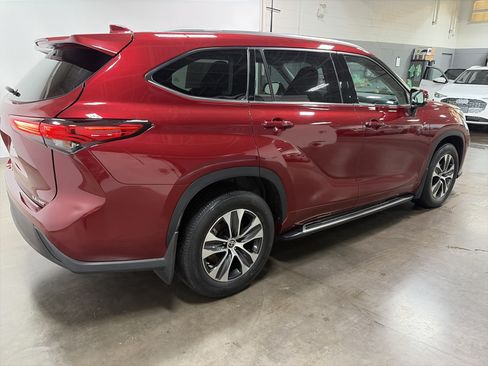 Used 2021 Toyota Highlander XLE AWD/4WD image 3