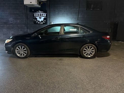 Used 2015 Toyota Camry XLE w/ Moonroof Package FWD image 2
