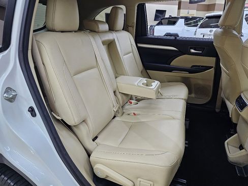 Used 2018 Toyota Highlander XLE image 24