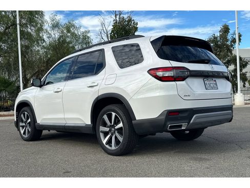 Used 2024 Honda Pilot Touring image 3