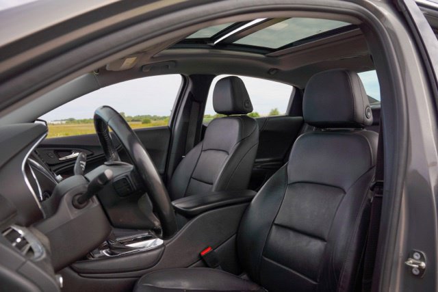 Used 2018 Chevrolet Malibu Premier w/ Premier Sun and Wheel Package FWD image 13