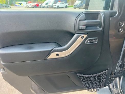 Used 2016 Jeep Wrangler Unlimited Sahara AWD/4WD image 16