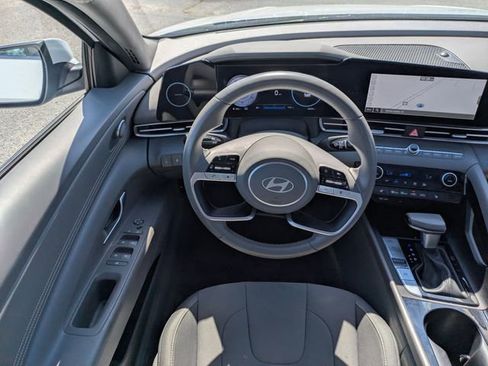 Used 2025 Hyundai Elantra SEL FWD image 30