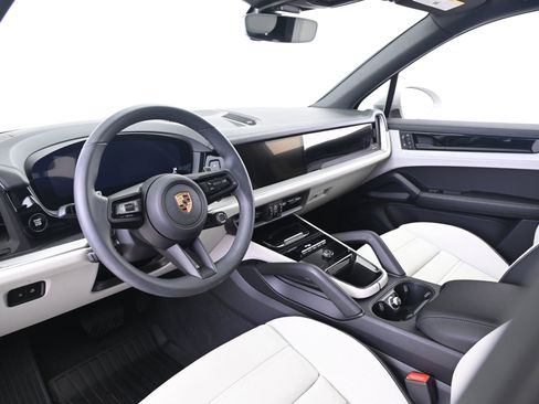 Used 2025 Porsche Cayenne image 28