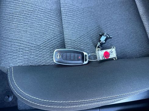 Used 2025 Nissan Rogue SV image 22