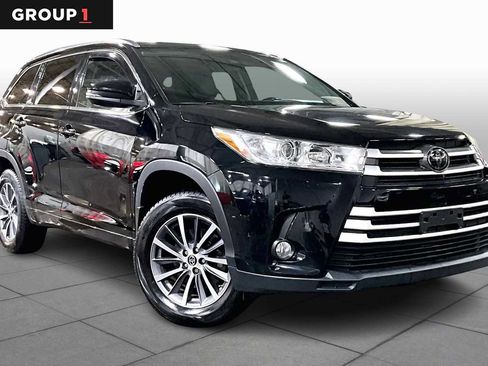 Used 2018 Toyota Highlander XLE image 2