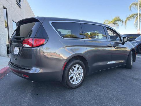 Used 2022 Chrysler Voyager LX FWD image 4