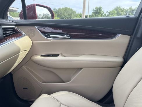 Used 2018 Cadillac XT5 Luxury w/ Driver Awareness Package AWD/4WD image 22