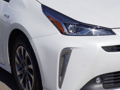 Used 2022 Toyota Prius Limited w/ Premium Convenience Package FWD image 3