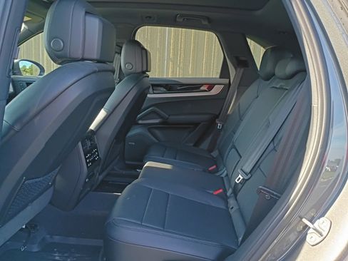 Certified 2025 Porsche Cayenne AWD/4WD image 15